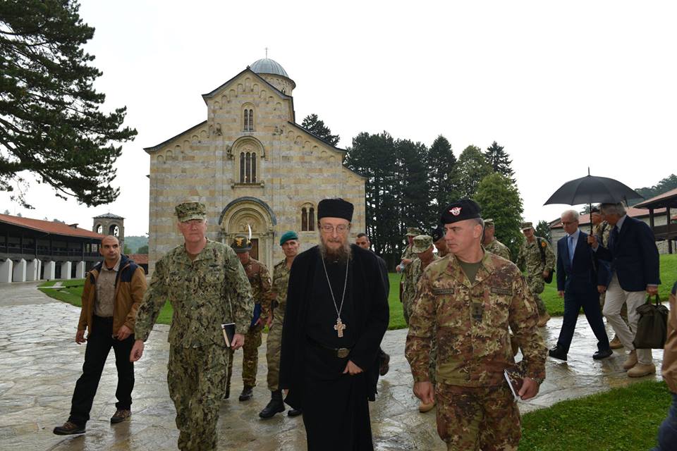Iguman Visokih Dečana, arhimandrit Sava Janjić sa admiralom Fogom i komandantom KFOR-a