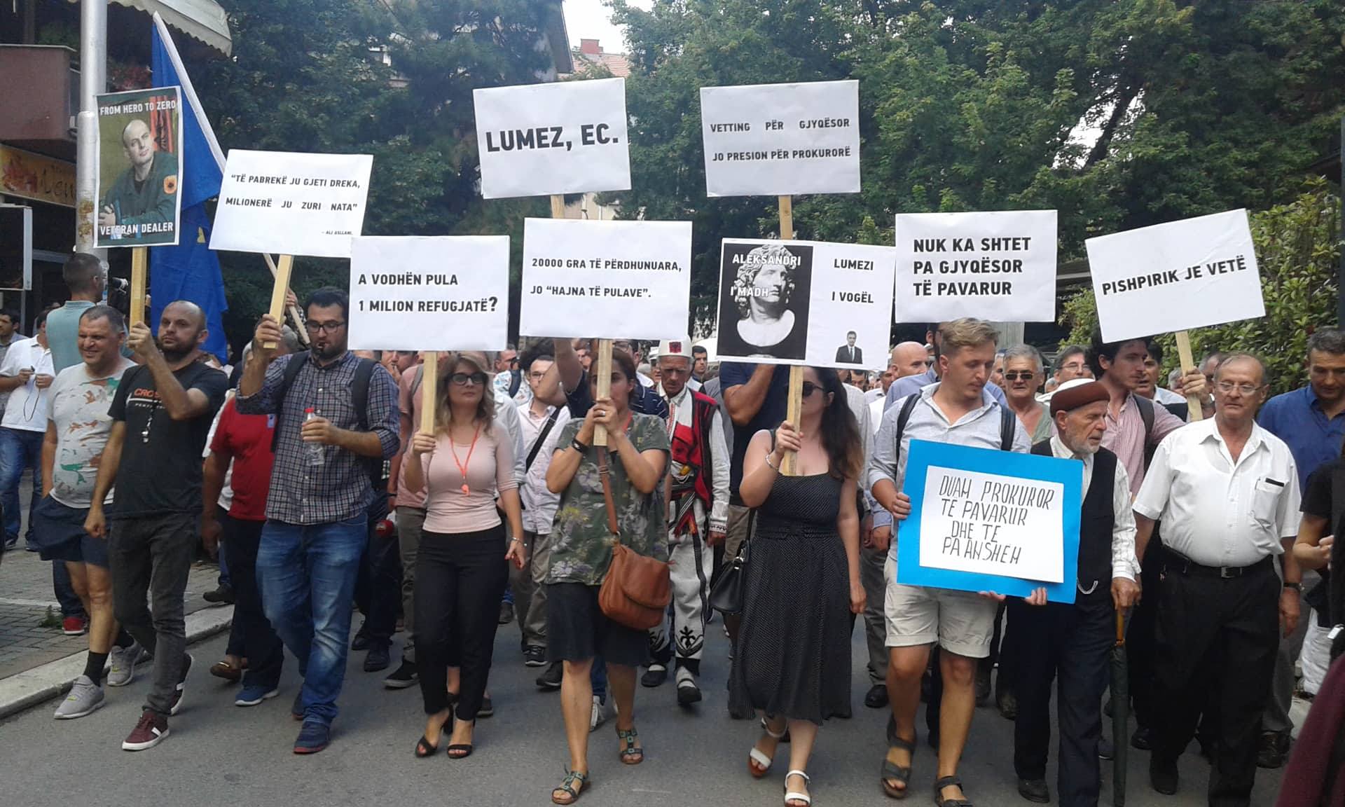 Protest u kojem se traži ostavka glavnog tužioca Ljumezija FOTO: Klan Kosova