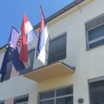Zajednica srpskih opština: Rešenje sa istoka Hrvatske Na zgradi Zajedničkog veća opština nalaze se zastave Evropske unije, Hrvatske i srpske zajednice u Hrvatskoj/BBC