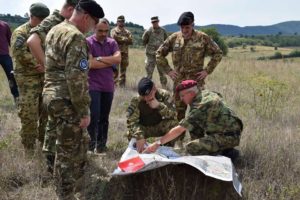Pripadnici KFOR-a i Vojske Srbije na administrativnoj liniji, Foto: KFOR
