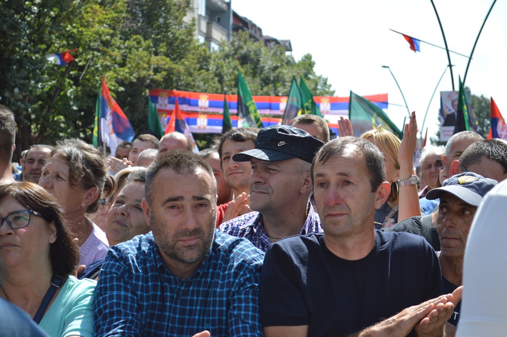 Okupljeni građani na Trg Šumadija