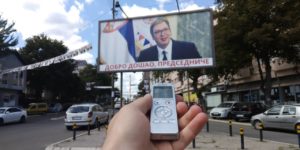 Bilbord dobrodošlice Predsedniku Srbije u Kosovskoj Mirovici 