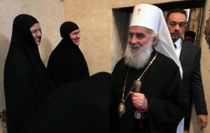 Patrijarha Irineja dočekuje sestrinstvo manastira Gračanica FOTO: RTV Kim