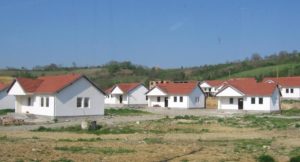 U-Zočištu-kod-Orahovca-izgrađeno-48-kuća-za-povratnike-ali-su-sve-do-jedne-razvaljene-i-opljačkane