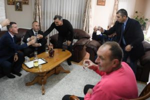 Ramuš u poseti srpskoj porodici u Plemetini