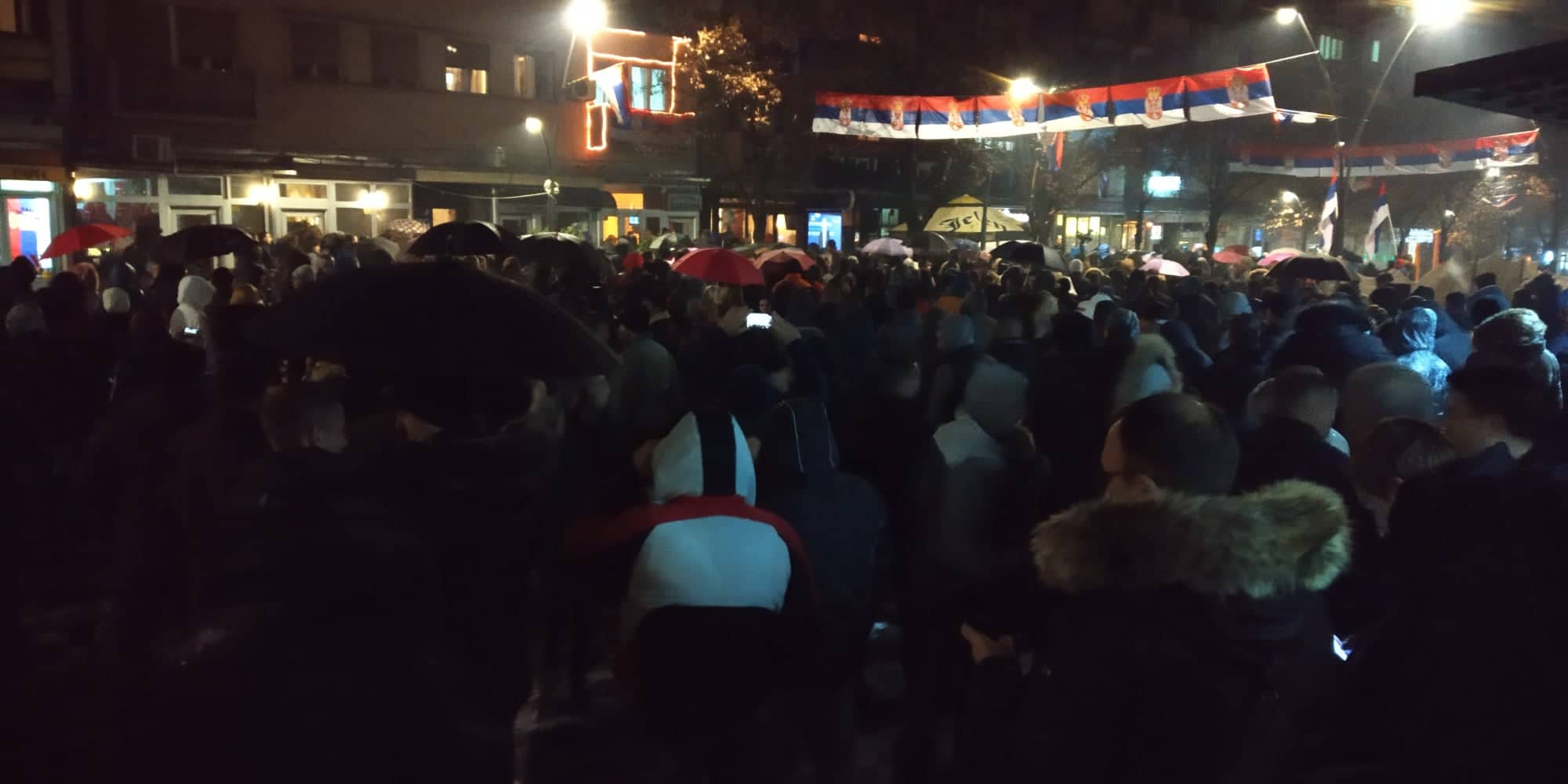 Građani okupljeni da prate konferenciju predsednika Vučića preko video bima u centru Kosovske Mitrovice