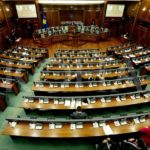 Srpska Lista points to misuse of Slavko Simic’s parliamentary card but 3 more Srpska Lista MPs electronically registered Hašim Tači drži godišnji govor pred poluprazno skupštinskom salom