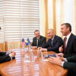 Završen sastanak sa ambasadorom SAD, sledi sastanak Vlade Kosova, agenda nije poznata Ambasador Filip Kosnet, Kadri Veselji i Ramuš Haradinaj