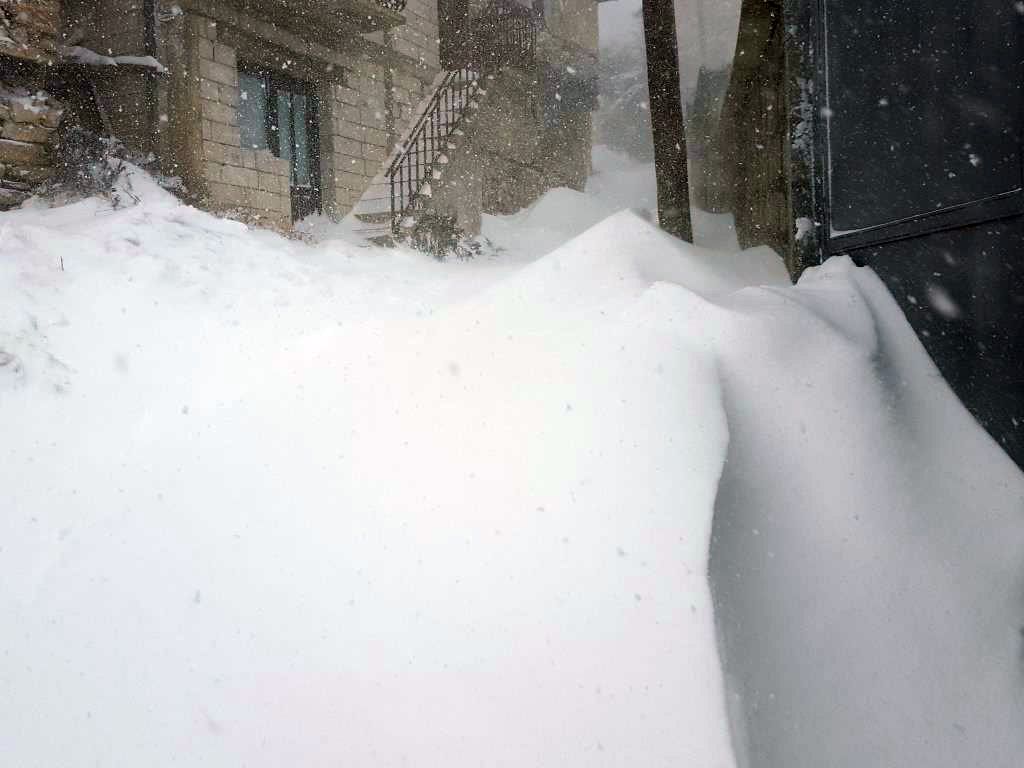 Snežni nameti u Dragašu, neprohodni lokani putevi