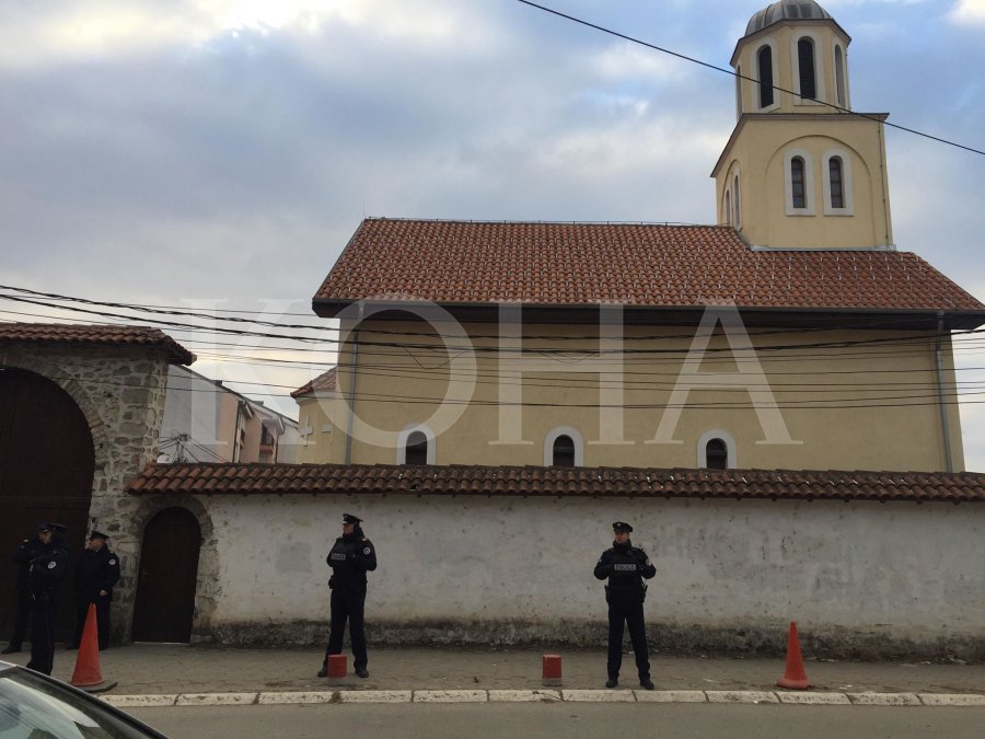 policija čuv pravoslavnu crkvu u đakovici