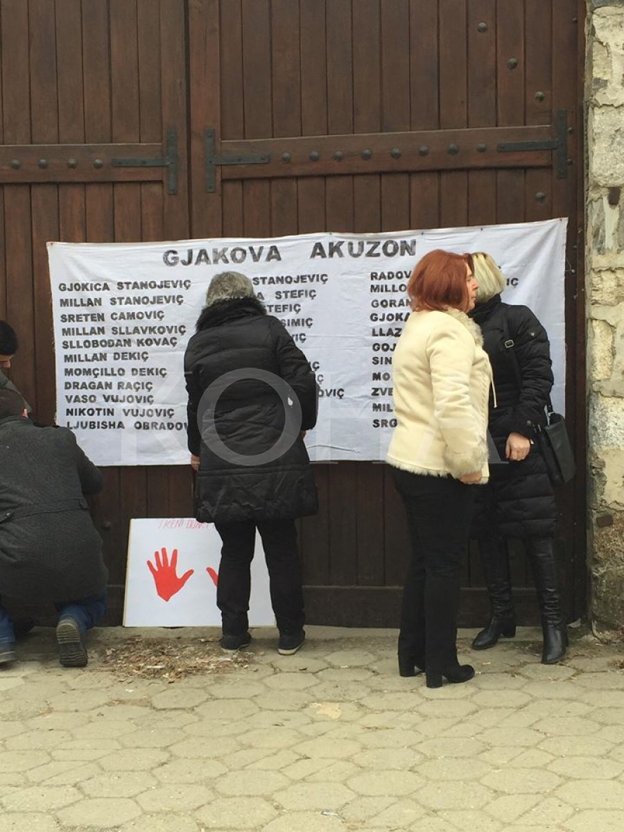 protst u Đakovici protestanti lepe plkat imena navodnih zločinaca na vrata dvorišta crkve