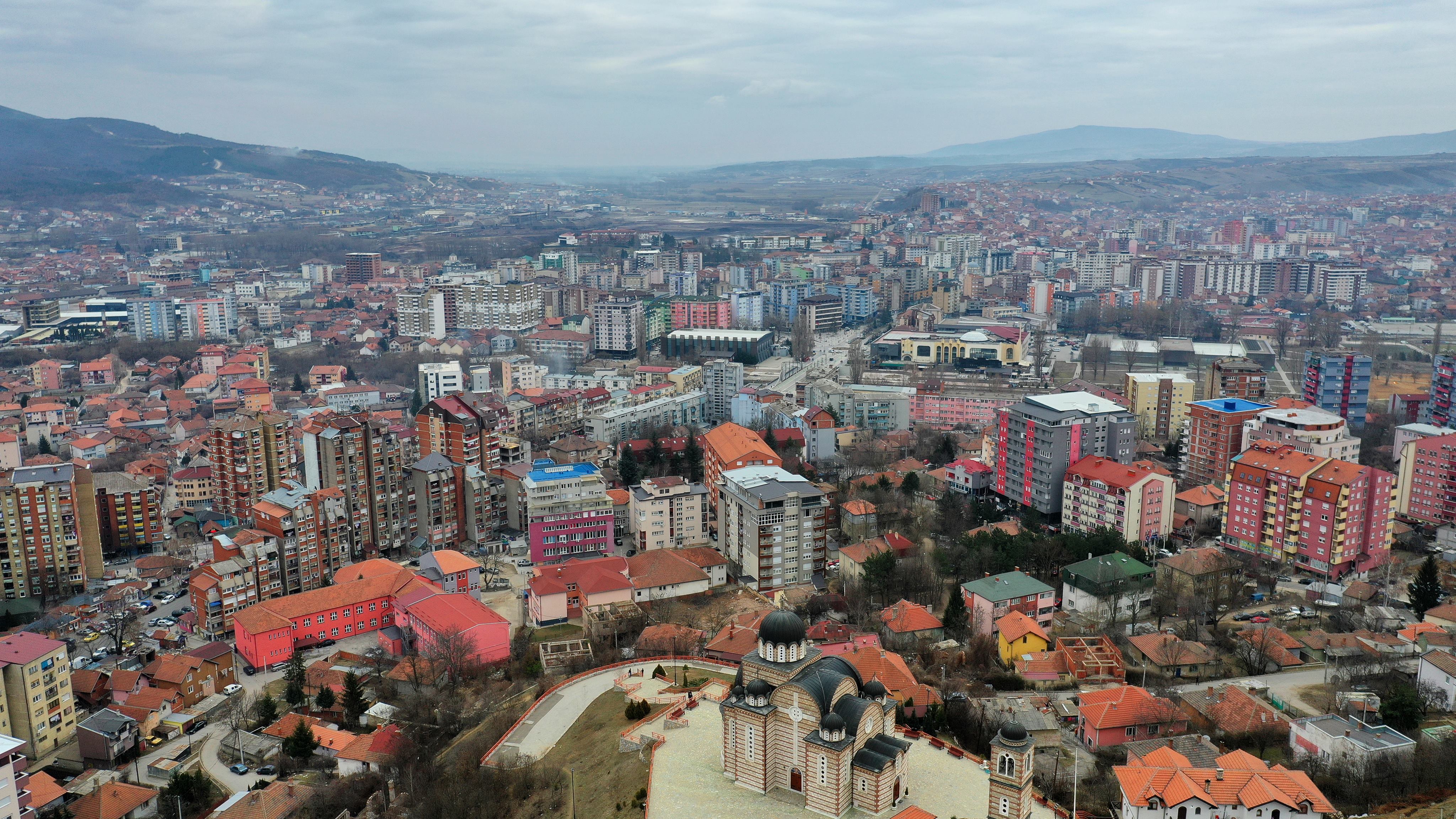 Kosovska Mitrovica, Crvkva Sv. Dimitrija, grad, panorama, dron