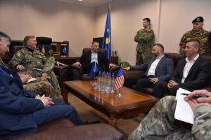 Nikolić i Jevtić sa komadantom Kfora i admiralom Fogom