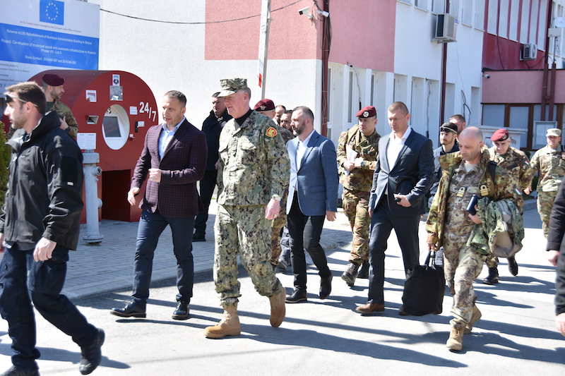 Nikolić i Jevtić sa komadantom Kfora i admiralom Fogom