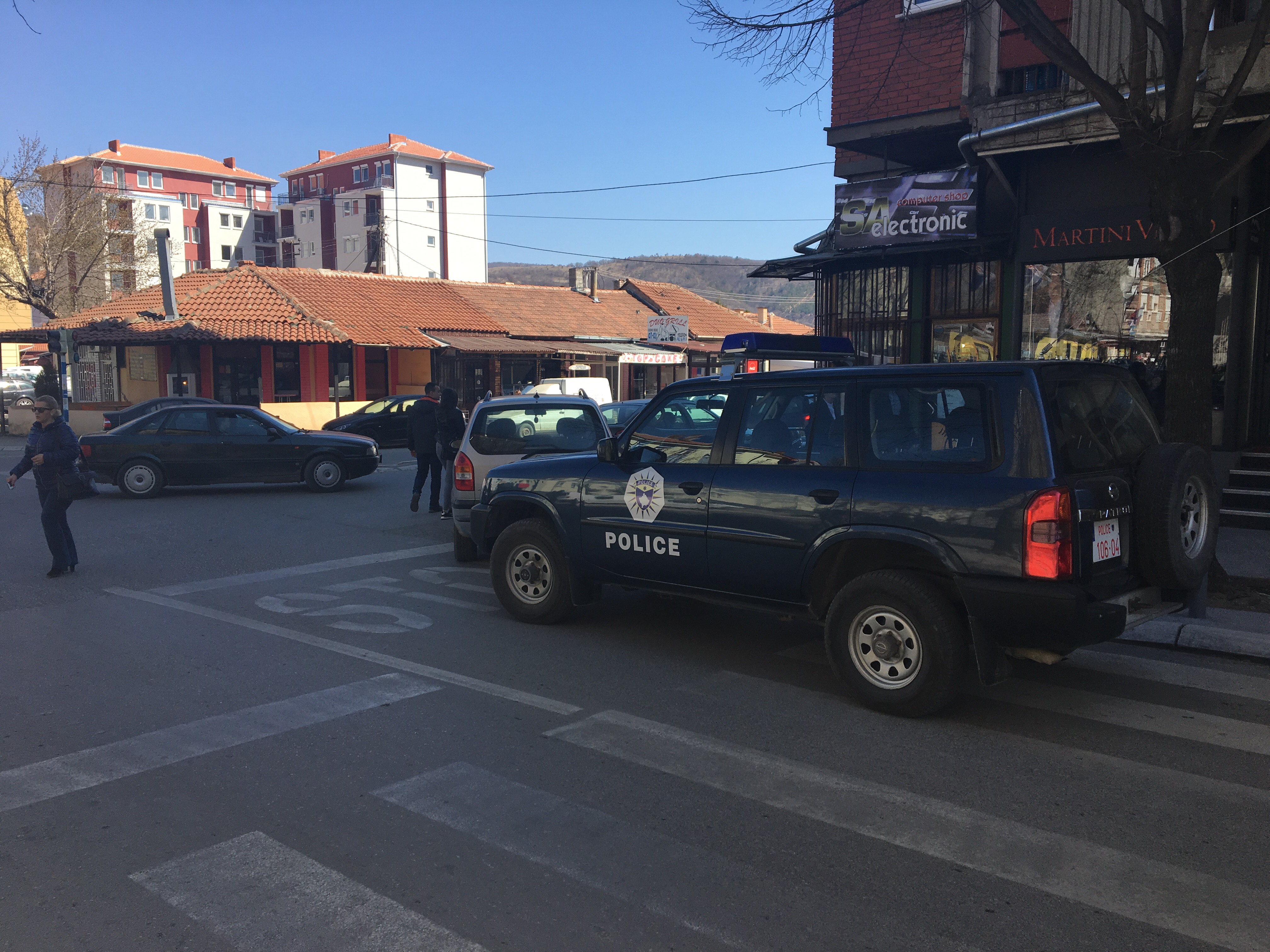 Šesdesettrogodišnjeg biciklistu napalo više osoba kod Tehničke škole u Severnoj Mitrovici