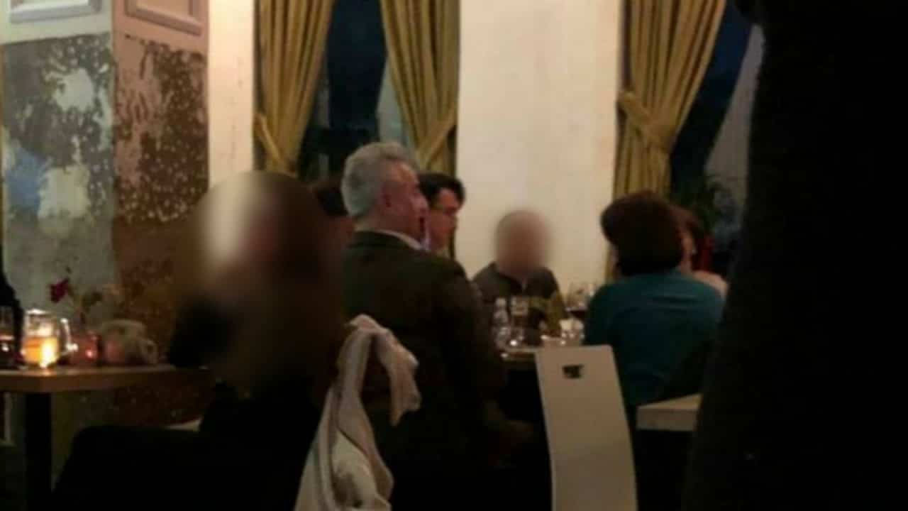 Advokat Arianit Koci tokom večere na kojoj je bio prisutan i sudija Vladimir Mikula