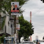 Srpskoj listi IPŽP izrekao kaznu od 6000 evra zbog plakata na javnim putevima i javnoj rasveti Izborna kampanja, poster Srpske liste, Goran Rakić izbori za gradonačelnika 2019