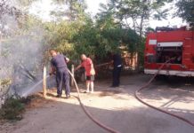 Severna Mitrovica: Zapaljene gume u dvorištu napuštene kuće Požar Rajfajzen