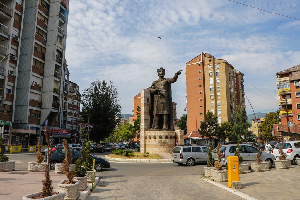 Mitrovica centar spomenik kružni tok