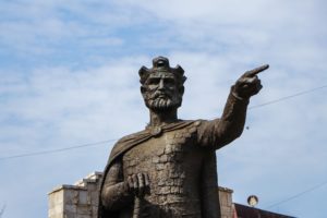 Mitrovica centar spomenik kružni tok