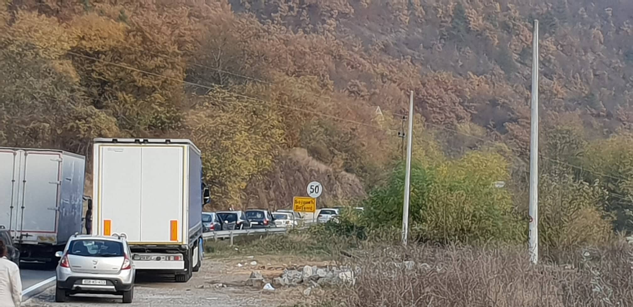 Sudar autobusa i automobila na Ibarskoj: Vozač teško povređen, deca sa Kosova lakše