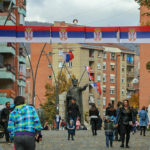 (NIN) Kosovo – šta dalje: Pretposlednji čin drame Mitrovica, Zastave, spomenik