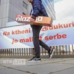 AAK plakatima na ogradi vlade protiv ukidanja takse, rukovodstvo stranke organizovalo okrugli sto Protiv ukidanja