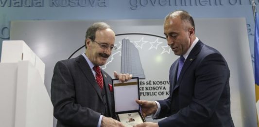 Foto: Eliot Engel u Prištini krajem novembra 2017. godine, kada je njegovim zalaganjem obezbeđena američka podrška za Kosovo od 41,6 miliona evra