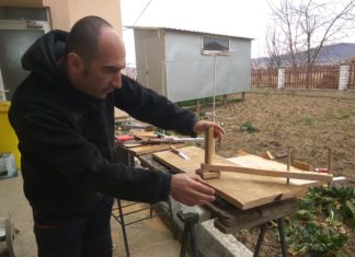 Stolar bez eksera koji oblikuje drvo kao glinu i oslikava Stolar Dejan Radovanović
