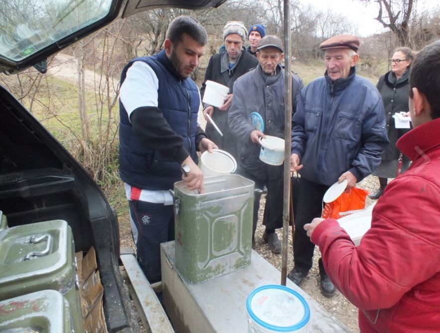 FOTO: Podela obroka u Prekovcu/Narodne kuhinje