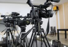 Međunarodne organizacije zahtevaju puno finansiranje RTK Novinari mediji kamere