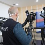 EU: Dezinformacije iz Srbije prelivaju se na region; Kosovsku vladu oborio Grenel uz dezinformacije sa Tvitera Mediji novinari novinar snimanje, kamera
