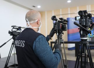 OpisMEDIJavanje: Zašto ne objavljujemo identitet osoba u samoizolaciji Mediji novinari novinar snimanje, kamera
