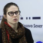 Andrić: Odnosi sa PR takvi da ne mogu da budu gori, predstojeća diskusija o ZSO dobra prilika za rađanje razumevanja Milioca Andrić Rakić, novinarka portala Kossev, izjavila je da je najveći problem Srbima na Kosovu nemogućnost odlaska u Rašku po lekove, jer su zalihe potrošene, a putovanje bi značilo dupli karantin, pa zbog toga ljudi, iako bolesni, biraju da sede kod kuće. "Karantini su jedna od mera koje je kosovska vlada od samog početka pandemije počela da primenjuje. Najpre su bila stavljena u karantin sela u gnjilasnkom okrugu, a kasnije i veće opštine, opštine Mališevo, Zvečan i Severna Mitrovica, od juče Priština, danas Suva Reka i Uroševac. Kada se opština proglasi da je pod karantinom, zabranjuje se ulaz i izlaz, osim licima sa posebnim dozvolama. U to spadaju osobe koje se bore protiv pandemije, radnici javnih preduzeća, kompanija koje se bave uslužnim delatnostima, ali i novinari i zdravstveni radnici", rekla je Rakić. Ona je navela da opšti policijski čas na Kosovu važi od 17 časova do šest ujutru, s tim što u opštinama koje su u karantinu važi naredba da je kretanje zabranjeno posle 12 časova, s tim što o tome odlučuju lokalne vlasti u dogovoru sa kosovskim Ministarstvom zdravlja. "Što se tiče taksi snabdevanje robom na severu Kosova, osim u početnom periodu, nije bilo problematično. Na jugu jeste", naglašava ona, i dodaje da je prema nekim podacima, vrednost robe koja je stigla do građana Srbije na jugu Kosova oko dva, tri miliona evra. "Na jugu je u jednom kratkom periodu bio problem snabdevanje brašnom, ali i to se sredilo odmah nakon ukidanja taksi kada je veća količina brašna uvezena iz Srbije", nagalašava Rakić. Govoreći o situaciji na administrativnoj granici, ona je rekla da važe duple mere, i sa srpske , i sa kosovske strane. "Kada putnici iz c entralne Srbije ulaze na Kosovo, ti putnici su u obavezi da provedu 14 dana u karantinu, u Studentskom domu u Prištini. S druge strane, kada ljudi sa Kosova pokušavaju da uđu u centralnu Srbiju, takođe se od njih zahteva da borave u karantinu. Ovde je najveći problem to što ne mogu da idu u rašku po lekove. Budući da državne apoteke, preko pet godina ovde ne dobijaju robu. Ljudi koji dobijaju lekove na recepte su u nekom određenom periodu odlazili u Rašku i uzimali veću količinu lekova za taj period", ističe Rakić. Prema njenim rečima, većina građana je iskoristila te svoje zalihe, a ne nemaju načina da odu do Raške da preuzmu lekove. "Na konferencijama za štampu Kriznog lokalnog štaba, pitanje koje postavljamo funkcionerima da li se neko brine o tim licima, dobijamo informacije samo o obolelima. Konkretno, u ovom trenutku ima 45 osoba obolelih od korone u srpskim sredinama, dok je taj broj na čitavom Kosovu 273. Na žalost, severna Mitrovica je treća opština po broju obolelih na Kosovu. Dakle , nismo sigurni da se uopšte neko bavi građanima koji ne mogu da odu u centralnu Srbiju po lekove", ističe Rakić.