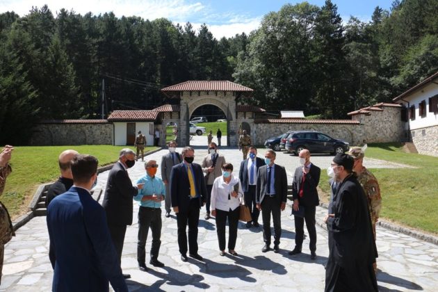 Ambasadori Kvinte, EU, KFOR i OEBS u poseti Dečanima
