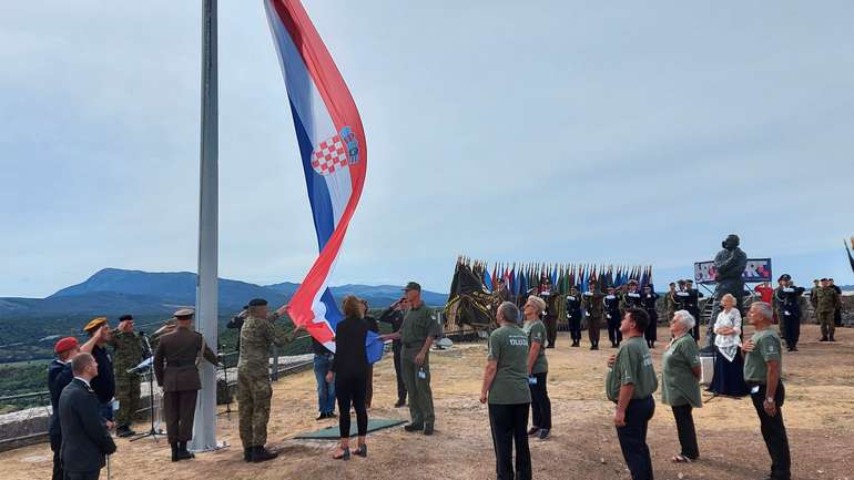 05.08.2020., Knin - Svecani program na tvrdjavi povodom Dana pobjede i domovinske zahvalnosti te Dana hrvatskih branitelja i podizanje zastave Republike Hrvatske na kninskoj tvrdjavi, citanje imena poginulih i nestalih pripadnika u Oluji, minuta sutnje za pale i pocasni plotuni iz topnickih oruzja (u spomen na 25. obljetnicu VRO-a Oluja). Photo: Dusko Jaramaz/PIXSELL