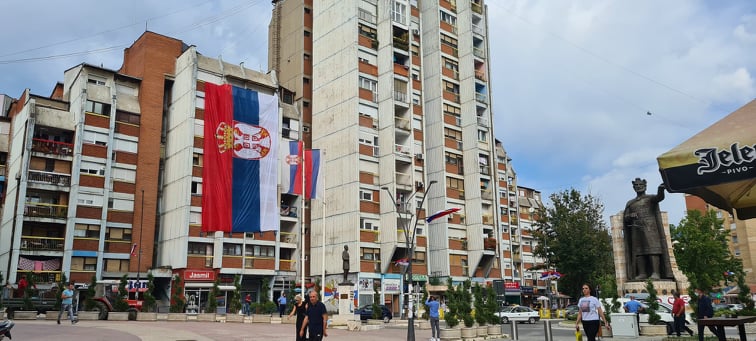 Zastava Srbije na zgradi u Mitrovici