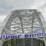 Otadžbina: Transparent postavljen na Vučićevu inicijativu, sad’ će morati da govori „Ne dam Trampa“ Most Brnjak - Transparent