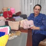 Iz belog mantila u šareni svet rukotvorina: Humanost u srcu, umetnost na ruci