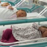 Rukovodioci grada darivali paketićima bebe u mitrovičkoj bolnici