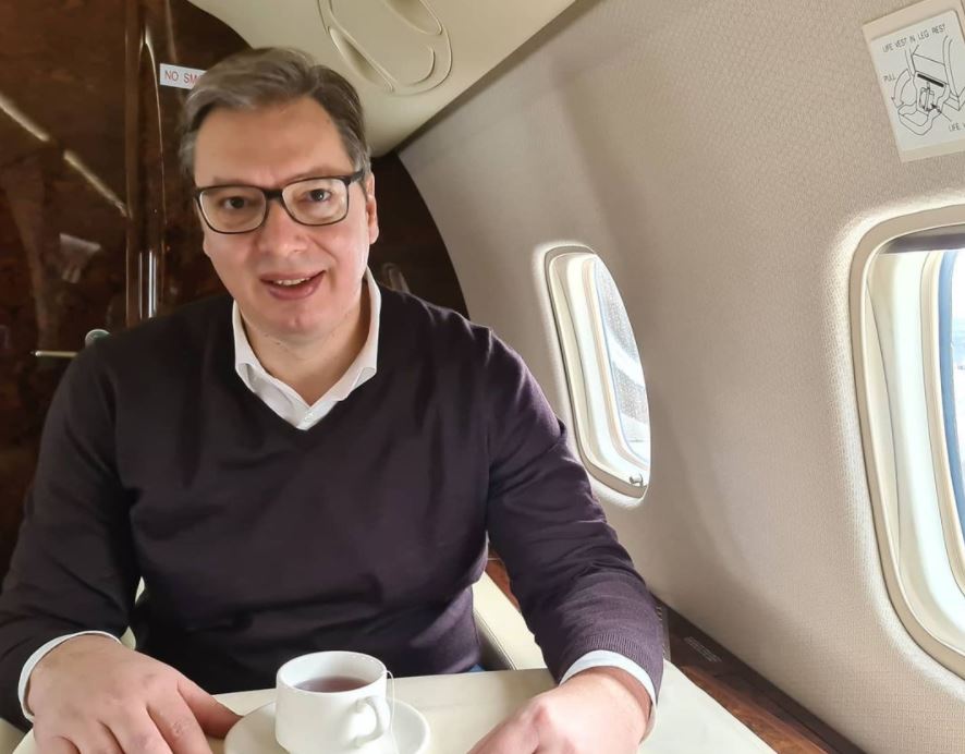 FOTO: Predsednik Aleksandar Vučić u avionu za Pariz/Instagram stranica "Budućnost Srbije"