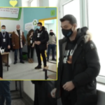 Endrit Tači na glasanju sa maskom i majicom PDK „Sloboda ima ime“, ali morao da skine