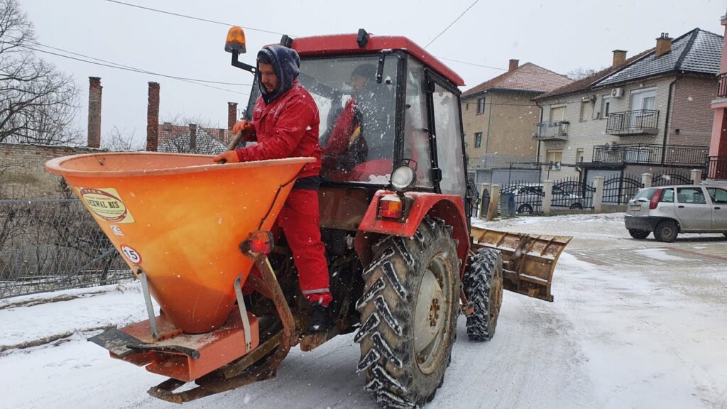 FOTO: Radnici JKP "Standard" čiste puteve/KoSSev