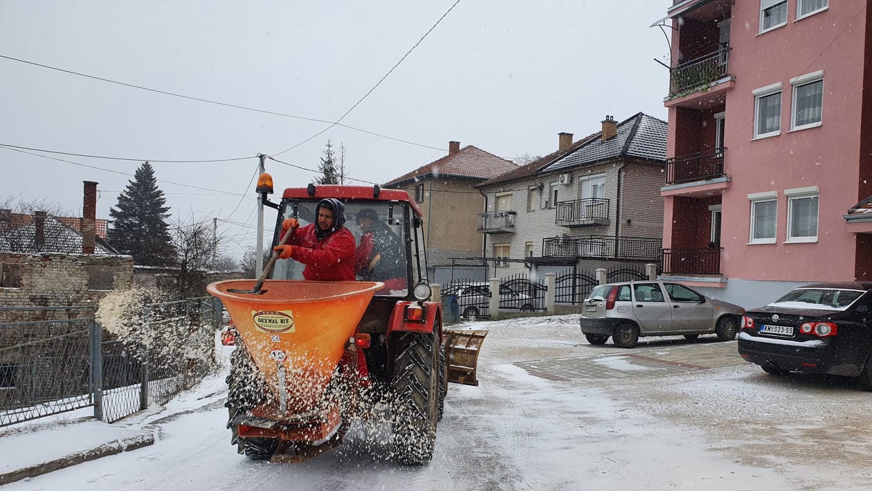 FOTO: Radnici JKP "Standard" čiste puteve/KoSSev
