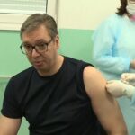 Vučić na revakcinaciji: Ubiše me raznim non pejperima pa mi to pritisak uništi