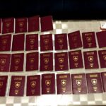 Tragom krijumčarenja migranata naleteli na 36 kosovskih pasoša i oružje i municiju Pasiši migranti