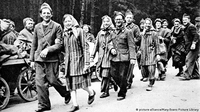 FOTO: Dojče vele/ Kraj rata značio je oslobođenje za one koji su preživeli logore. Ovde na slici su francuski politički zarobljenici koji su iz Berlina, većina peške, krenuli na dug put kući...