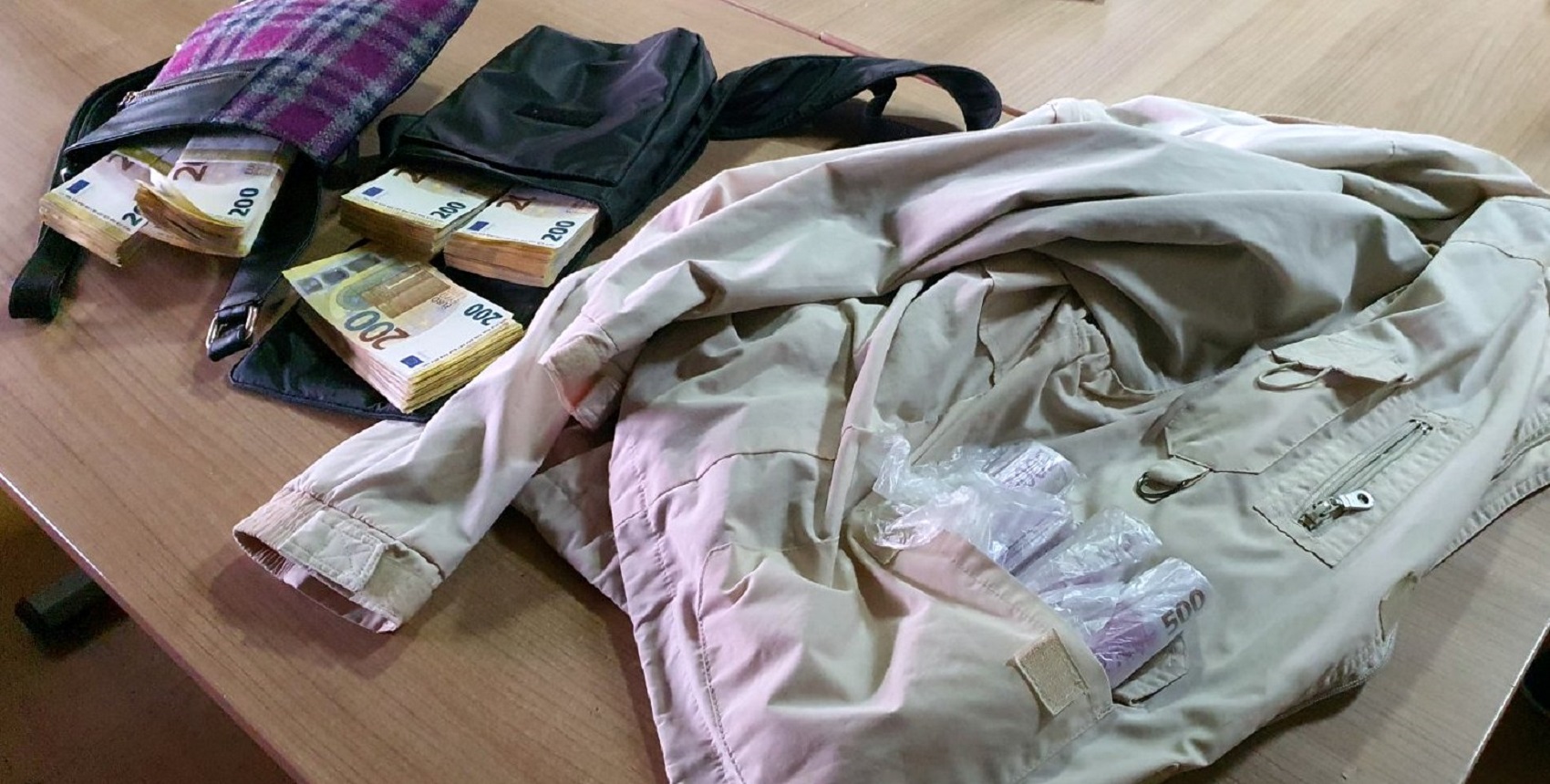 kesice sa neprijavljenim devizana u dzepovima jakne Presevo