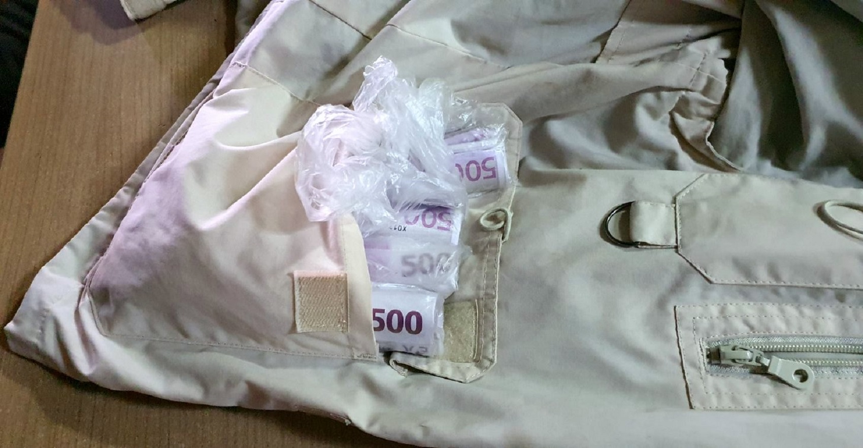 kesice sa neprijavljenim devizana u dzepovima jakne Presevo