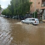 Posle tropskih vrućina, u Mitrovici rashlađenje ali i grad, drvo palo na audi
